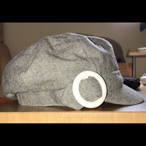 💡Gray tweed cap